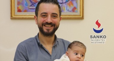 Bebeğe ameliyatsız kulak şekillendirme tedavisi..