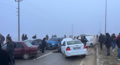 Göksun’da 22 aracın karıştığı zincirleme kazada 15 kişi yaralandı..
