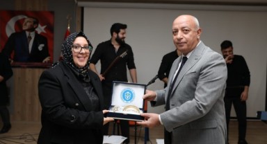  İstiklal Üniversitesi “Sazıyla Sözüyle Kültürümüzde Aşık Veysel” konulu anma etkinliği düzenledi 