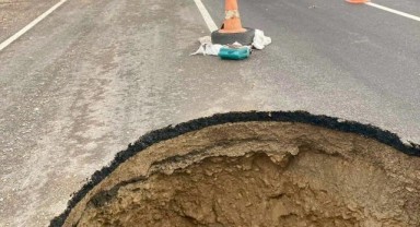 Kahramanmaraş’ta asfaltta oluşan obruk korkuttu