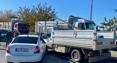 Pazarcık’ta otomobil park halindeki kamyona çarptı: 3 yaralı..