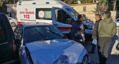 Kahramanmaraş’ta Direksiyon Hakimiyetini kaybeden Otomobil Park Halindeki Araca Çarptı: 2 Yaralı 