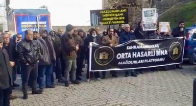 Kahramanmaraş'ta orta hasarlı bina sakinleri yürüyerek tepki gösterdi..