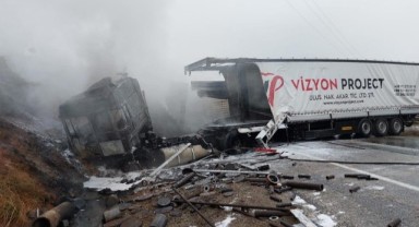 Kahramanmaraş’ta trafik kazası sonrası demir yığınına dönen tır sürücüsü öldü