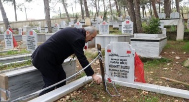 Başkan Okay, Deprem Şehitlerini mezarları başında ziyaret etti..