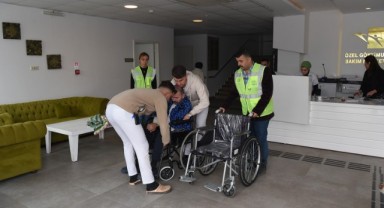Dulkadiroğlu Belediyesi Tedavi Gören Bedensel Engelli Vatandaşa Tekerlekli Sandalye Hediye Etti 