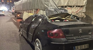 Otomobil tıra arkadan çarptı: 1 ölü 1 ağır yaralı..