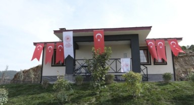 Şehit Müslüm Özdemir'in depremzede ailesine evi teslim edildi..