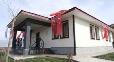Şehit Müslüm Özdemir'in depremzede ailesine evi teslim edildi