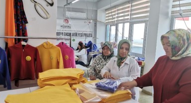 Depremzede Kadınlar 3 Bin Çocuğu Giydirdi..