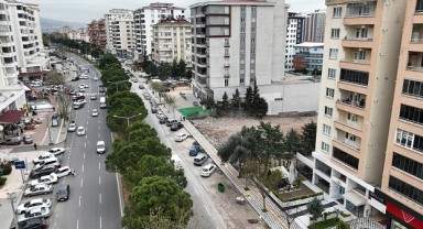İsmet Karaokur Bulvarı’nda Yürüyüş Yolları Yenileniyor..