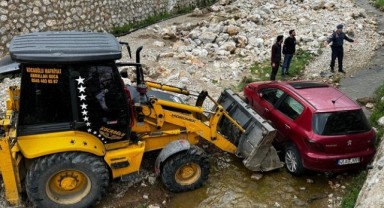 Andırın’da otomobil menfeze uçtu: 2 yaralı