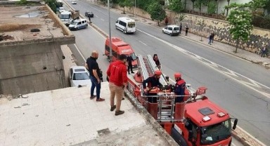 Bina çatısına düşen çocuğu itfaiye ekipleri kurtardı..