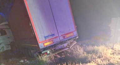 Göksun’da yoldan çıkan tır kayalıklara çarptı