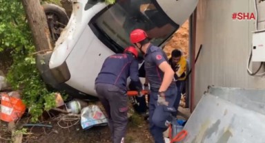 Kahramanmaraş’ta hafif ticari araç evin çatısına uçtu