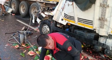 Kahramanmaraş’ta sebze yüklü kamyonet tıra arkadan çarptı sürücü yaralandı