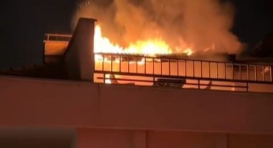 Apartmanın çatı katında çıkan yangın geceyi gündüze çevirdi