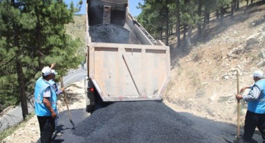 Dulkadiroğlu Belediyesi, kırsal mahallelerde başlattığı asfalt çalışmalarına yoğun bir şekilde devam ediyor