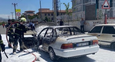 Kahramanmaraş’ta otomobil alev topuna döndü
