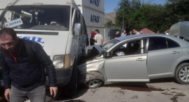 Türkoğlu’nda minibüs ile otomobil çarpıştı: 8 yaralı