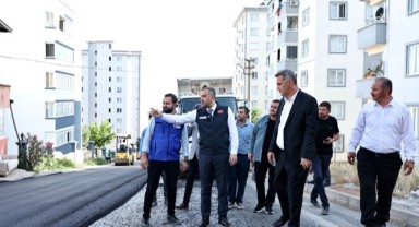Başkan Toptaş, asfalt çalışmalarını inceleyip vatandaşla sohbet etti..