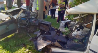 Kahramanmaraş’ta aydınlatma direğine çarpan otomobil ikiye bölündü: 1 ölü 1 yaralı