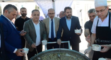 Milli İrade Meydanı’nda Binlerce Kişiye Aşure Dağıttık