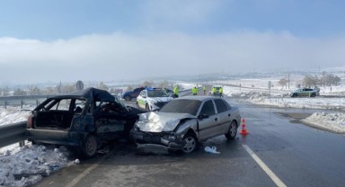 Afşin’de iki otomobil çarpıştı: 1 ölü 3 yaralı..