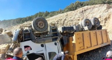 Göksun'da hafriyat kamyonu devrildi: 1 yaralı