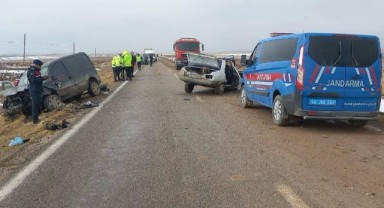 Elbistan’da hafif ticari araç ile otomobil kafa kafaya çarpıştı: 1 ölü 3 yaralı