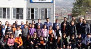 İlçe Milli Eğitim Müdüründen Okul Müdürüne Plaket 