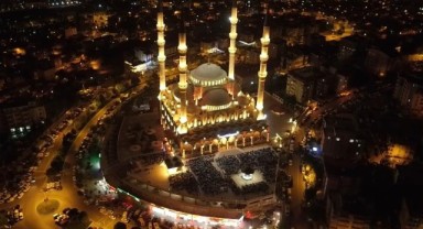 İlk Teravih Namazı 10 Bin Kişiyle Kılındı..