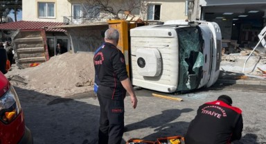 Kamyon ile halk otobüsü çarpıştı: 6 yaralı..