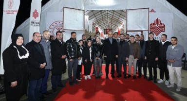 Başkan Hanifi Toptaş, ilk iftarını depremzede vatandaşlarla açtı..