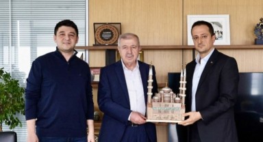 Mahkûmlardan Halil İbrahim Gümüşer’e Camii Maketi hediye..