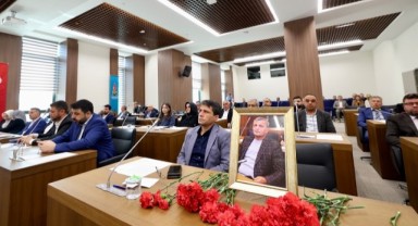 Onikişubat Belediye Meclisi, Vefat Eden Menderes Akıllı’yı Unutmadı..