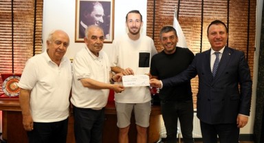Başkan Narlı, Gol Kralı Aykut’a Özel Ödül Verdi..