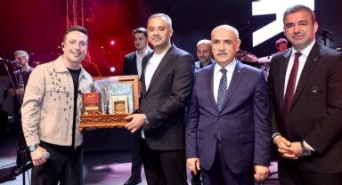 Onikişubat Gençlik Festivali'nin ilk konserinde Oğuzhan Koç sahne aldı.