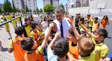 Bakan Tekin, Kahramanmaraş'ta Okulları Ziyaret Etti