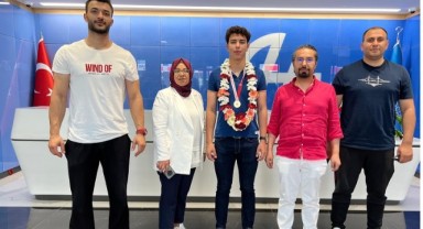 Halil Gürsoy’dan Türkiye Şampiyonuna ödül ve tebrik.
