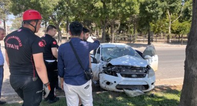 Kahramanmaraş’ta otomobil refüje çarptı: 4 yaralı