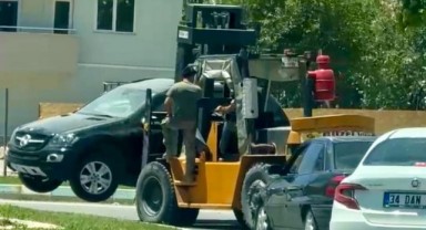 Kahramanmaraş trafiğinde otomobili forkliftle taşıdı