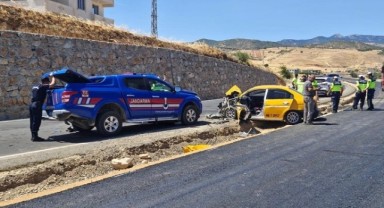 Jandarma aracıyla ticari taksi çarpıştı: 3 yaralı..