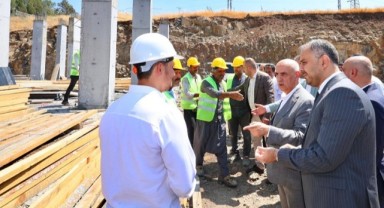 Kirişci ve Toptaş, Kale Gençlik Merkezi inşaatında incelemelerde bulundu.