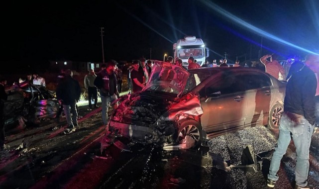 İki otomobil kafa kafaya çarpıştı: 5 yaralı..