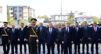 Cumhuriyet Bayramı Kutlamaları, Atatürk Anıtı'na Çelenk Sunumu ile Başladı..