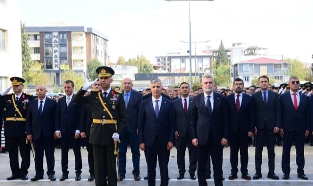 Cumhuriyet Bayramı Kutlamaları, Atatürk Anıtı'na Çelenk Sunumu ile Başladı..