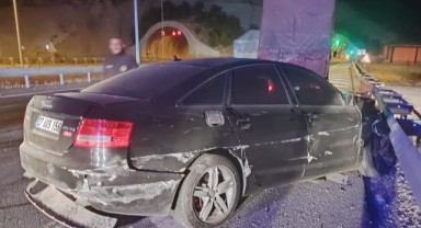 Otomobil bariyerlere çarptı: 2 yaralı..