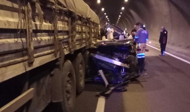 Otomobil tıra arkadan çarptı: 1 ölü 4 yaralı