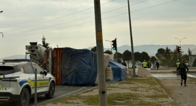 Balya yüklü tır devrildi: 1 yaralı..